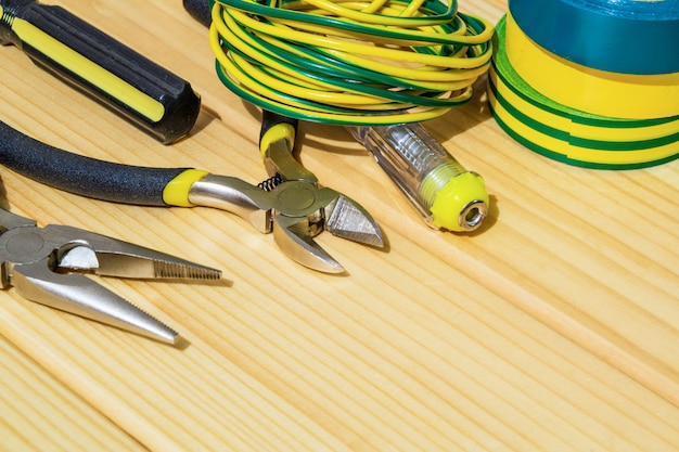 Gereedschap en onderdelen voor elektricien op houten planken Premium Foto