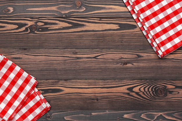 Geruit tafelkleed op houten tafel Premium Foto