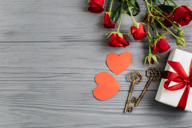 Geschenkdoos met papieren harten op grijze tafel Gratis Foto