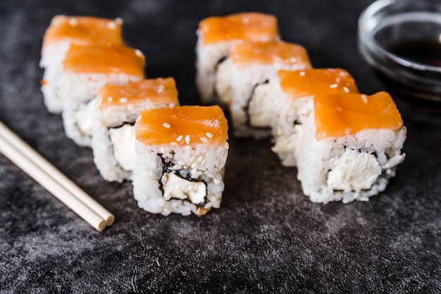 Geschikte sushibroodjes met saus | Gratis Foto