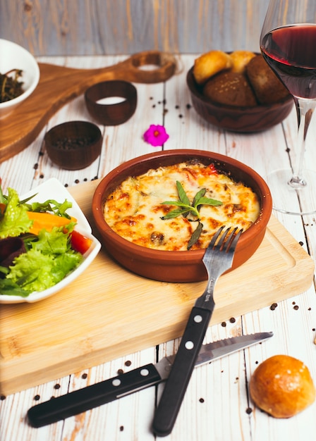 Gezond ontbijt. lasagne, of braadpan, of een vleespastei gebakken in de oven met plantaardige salade Gratis Foto