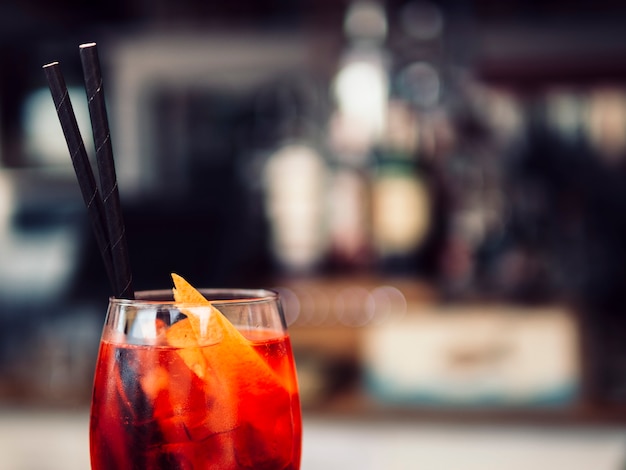 Glas drank met stukjes sinaasappel Gratis Foto