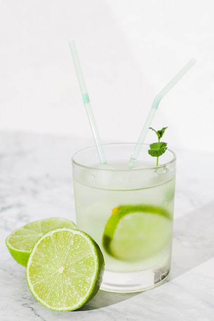 Glas limonedrank op tafel Gratis Foto