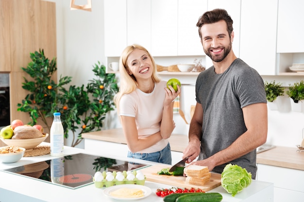 Glimlachend paar tijd samen doorbrengen in de keuken Gratis Foto