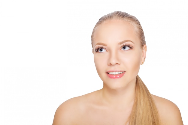 Glimlachende jonge scandinavische vrouw na wimper verlenging procedure. vrouw ogen met lange wimpers. wimpers. geïsoleerd. Premium Foto