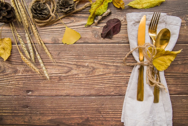 Gouden bestek op tafel met folders Gratis Foto