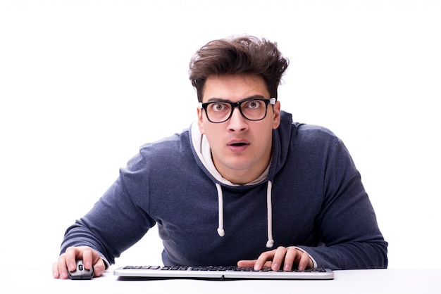 Grappige nerdmens die die aan computer werken op wit wordt geïsoleerd Premium Foto