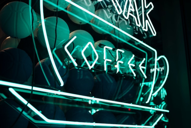 Griekse koffie lettertype teken in neonlichten Gratis Foto