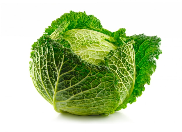 Groene savooiekoolgroente die op wit wordt geïsoleerd Premium Foto