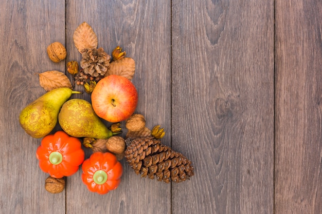 Groenten en fruit op houten tafel Gratis Foto