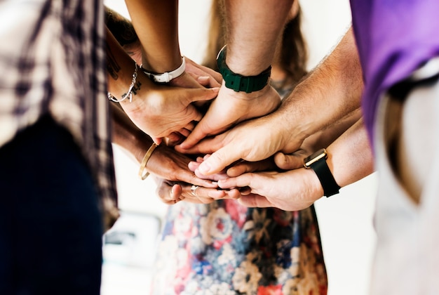 Groep diverse mensen sloot zich aan bij handen samen teamwork Premium Foto
