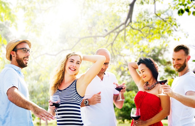 Groep diverse vrienden verzamelen zich samen Premium Foto