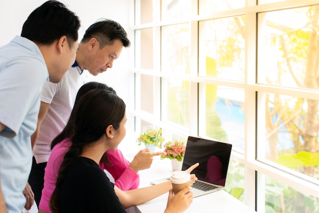 Groep van freelance werkende café Premium Foto