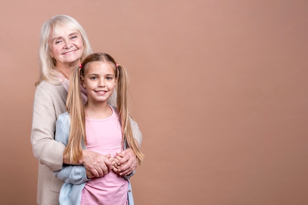 Grootmoeder en kleindochter met exemplaar ruimteachtergrond Gratis Foto