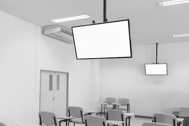 Grote tv-schermen hangen aan het plafond een klaslokaal | Premium