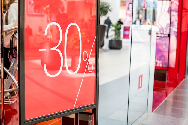 Grote verkoop 30 korting op letters op winkelcentrum muurpijler, bokeh winkelcentrum. winkelcentrum promotie 50 procent verkoop etalage. Premium Foto