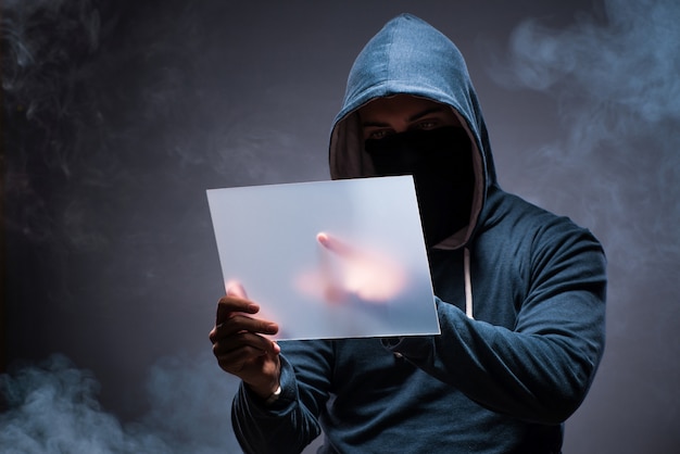 Hacker werkt op tablet in het donker Premium Foto