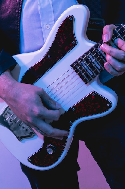 Handen die mooie elektrische gitaar spelen Gratis Foto