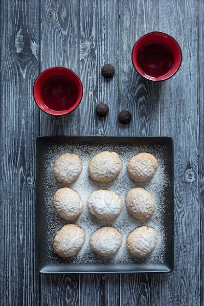 Handgemaakte ramadansnoepjes worden geserveerd met thee op tafel