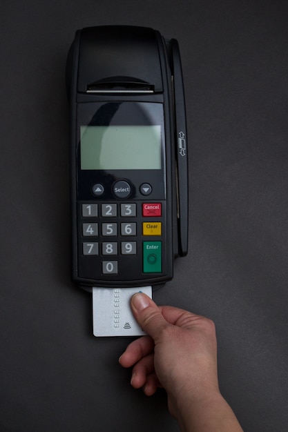 Handwisselen van creditcard in de winkel. vrouwelijke handen met creditcard en bank terminal. kleurafbeelding van een pos en creditcards. Gratis Foto