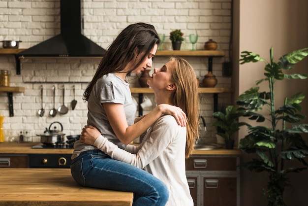 Hartstochtelijk Lesbisch Jong Paar Die Van Elkaar In De Keuken Houden Gratis Foto