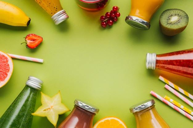 Heerlijk frame met fruit en smoothies Gratis Foto