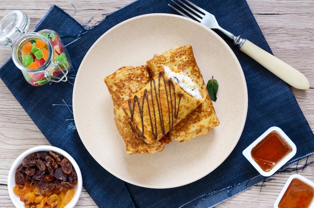Kameraad Triatleet gebonden Heerlijke delicate pannenkoeken met kwark, vanille en rozijnen op een bord.  gezond ontbijt. bovenaanzicht. | Premium Foto