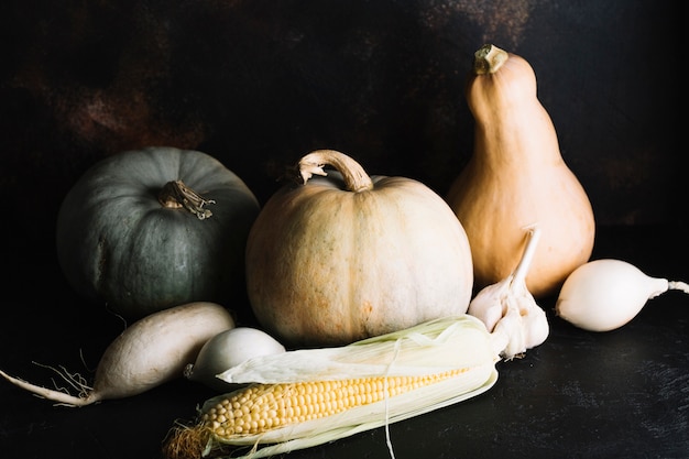 Herfst groenten assortiment met pompoen en maïs Gratis Foto