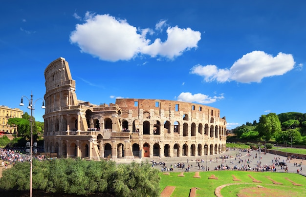 Het colosseum of colosseum, ook bekend als het flavische amfitheater in rome Premium Foto