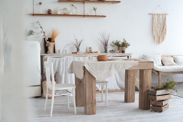 Het decor van de keuken in de scandinavische stijl. rustiek