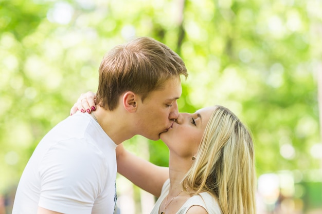 Het Kussen Van De Man En Van De Vrouw In De Zomerpark Premium Foto 3556