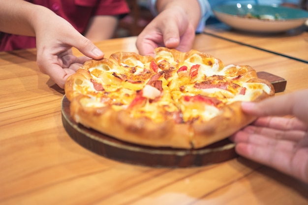 Hete pizzadipbak met pizza-toppings zijn ham, varkensvlees, paprika en groenten, pizza, Premium Foto