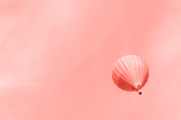 Heteluchtballonnen vliegen over hemel. kopieer ruimte Premium Foto