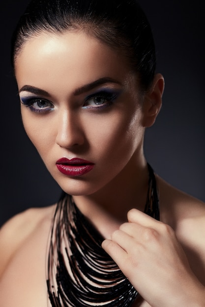 High fashion look.glamor close-up portret van mooie sexy stijlvolle brunette blanke jonge vrouw model Gratis Foto