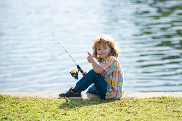 Inloggegevens zwemmen stimuleren Hobby voor kinderen. kind vissen op het meer. jongen met spinner bij  rivier. kid bij steiger met staaf. | Premium Foto