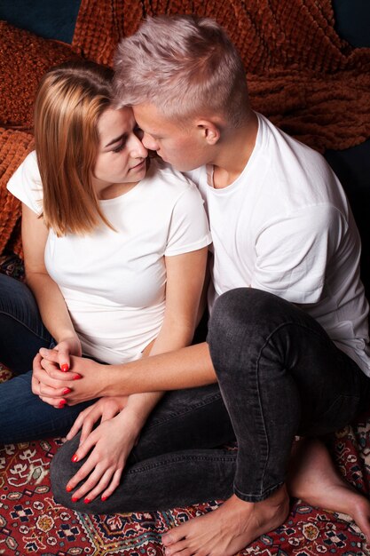 Hoge hoek schattig paar hand in hand Gratis Foto