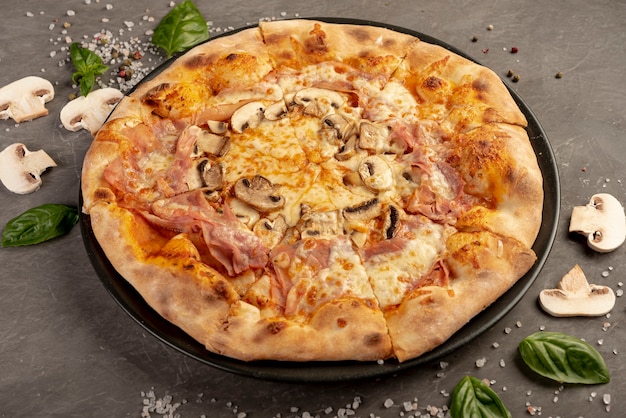 Hoge hoek van heerlijke pizza met champignons Gratis Foto