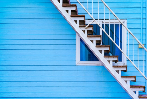 Home exterieur ontwerp - blauwe houten huis's muur en trap naar de bovenste verdieping Premium Foto