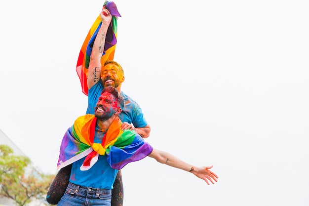 Homoseksueel paar met geschilderde gezichten die zich bij festival verheugen Gratis Foto