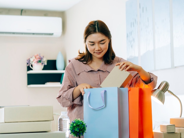 Hoon zaken online verkopersconcept, aziatische vrouwen met haar freelance baan online bedrijfsverkoper. Premium Foto