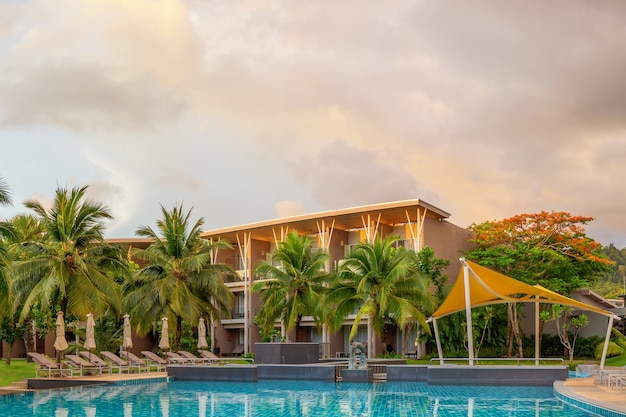 Automatisering Uitgebreid Ooit Hotel met palmbomen bij het zwembad. een paradijs voor ontspanning, avond |  Premium Foto