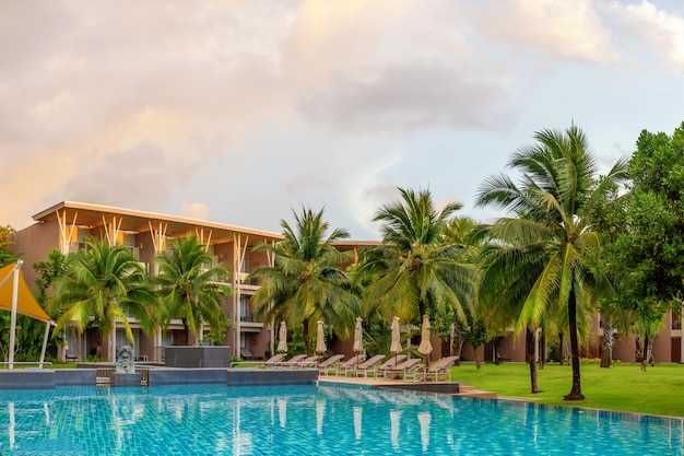 Automatisering Uitgebreid Ooit Hotel met palmbomen bij het zwembad. een paradijs voor ontspanning, avond |  Premium Foto