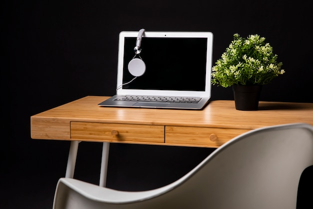 Houten bureau met laptop en stoel Gratis Foto