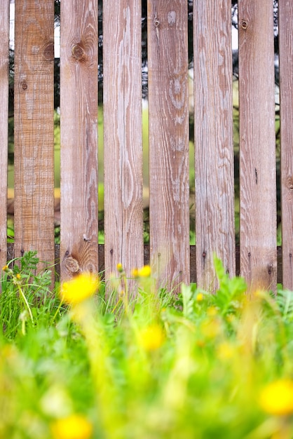 Houten hek achtergrond met gras grens Gratis Foto