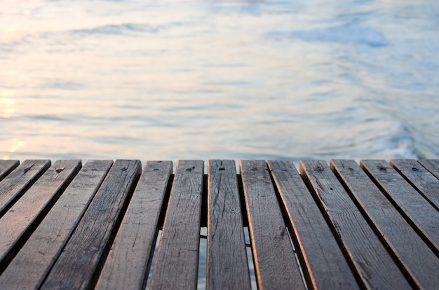 Houten pier over de zee Premium Foto