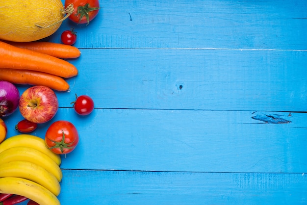 Houten tafel met groenten en fruit Gratis Foto