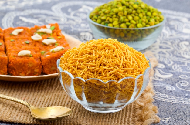 Indian traditional namkeen food bikaneri sev Premium Foto
