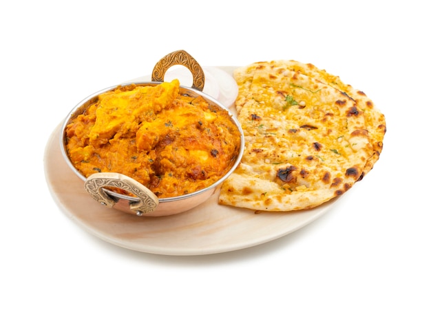 Indische keuken speciale zoete en kruidige paneer pasanda die met knoflook naan op witte achtergrond wordt gediend Premium Foto