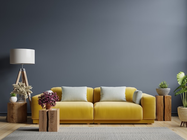 donkerblauwe muur met gele bank en decor in de woonkamer | Gratis