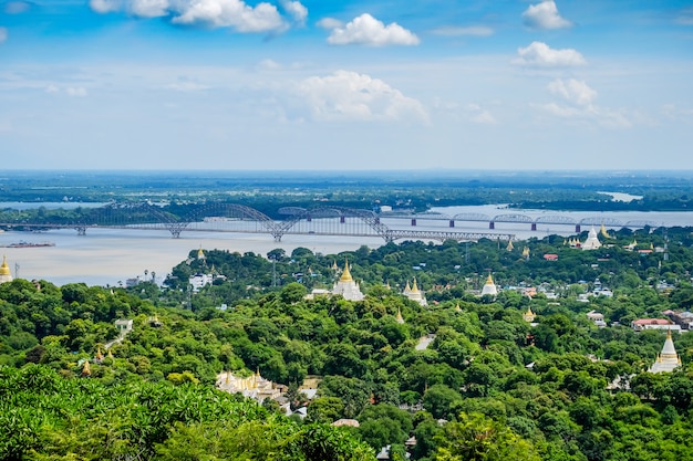 Irrawaddy-brug of ayeyarwady, yadanabon-bruggen met de stad mandalay, tempels, pagode, irrawaddy-rivier. uitzicht vanaf sagaing heuvel. landmark en populair voor toeristische attracties in myanmar Premium Foto